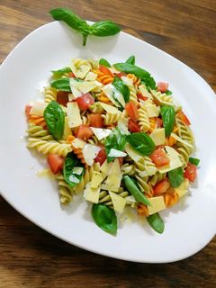 Una foto de Ensalada caprese con pastas