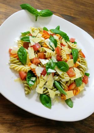 Una foto de Ensalada caprese con pastas