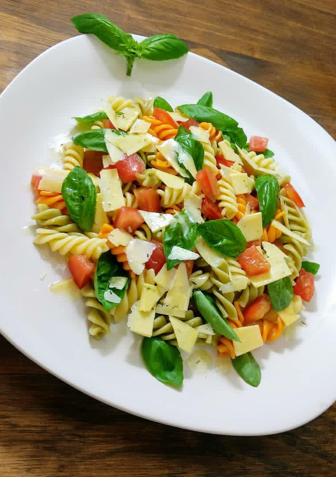 Una foto de Ensalada caprese con pastas