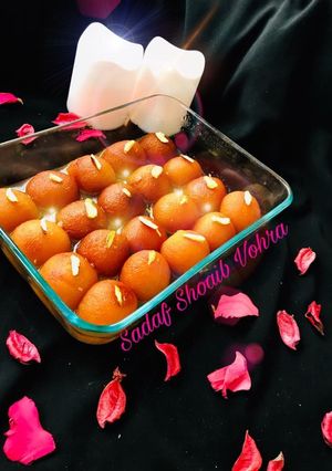 A picture of Gulab jamun.