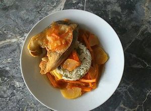 Una foto de Estofado de Bagre acompañado con Arroz Vegetariano