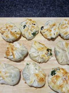 Una foto de Saquitos de acelgas con jamón serrano y mozzarella