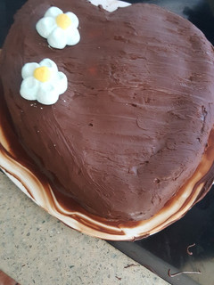 Una foto de Bizcocho relleno de queso philadelphia cubierto de chocolate leche