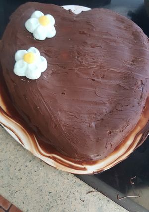 Una foto de Bizcocho relleno de queso philadelphia cubierto de chocolate leche