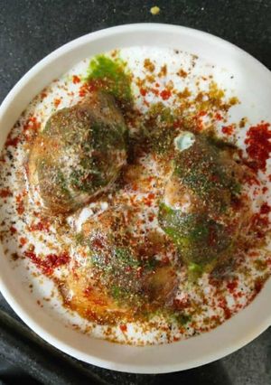 A picture of Dahi vada Curd vada.