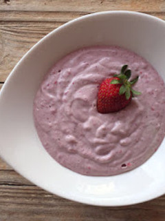 Una foto de Yogur de anacardos con pera y fresas