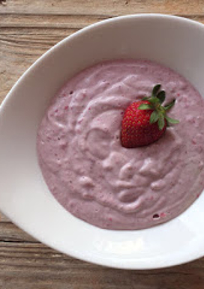Una foto de Yogur de anacardos con pera y fresas