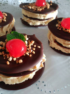 Una foto de Milhojas de turrón y chocolate