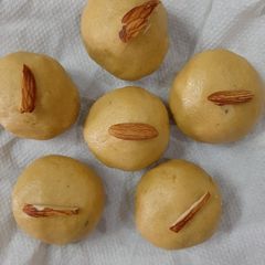 A picture of बेसन का लड्डू.