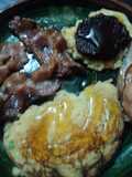 Hot cakes navideños con albahaca y amaranto, acompañados de tocino, miel y mermelada de chile correa