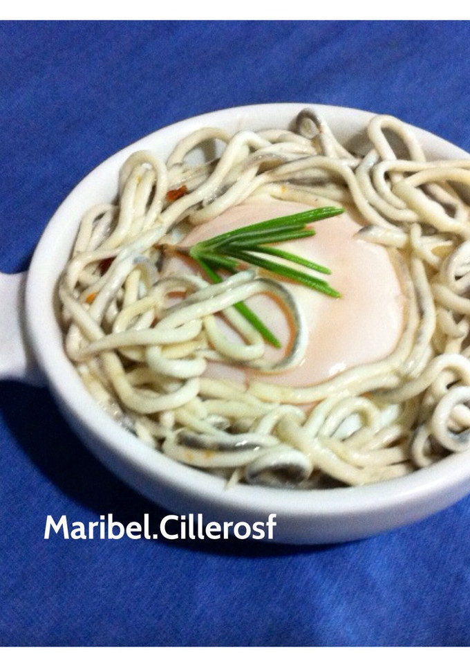 Una foto de Cazuelitas de gulas y huevo