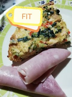 Una foto de Tarta sin masa de pollo reciclado y vegetales. Cena light!