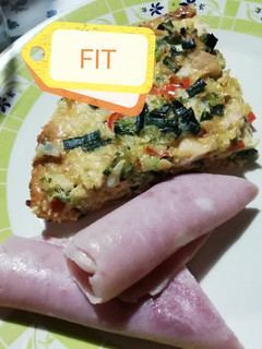 Una foto de Tarta sin masa de pollo reciclado y vegetales. Cena light!