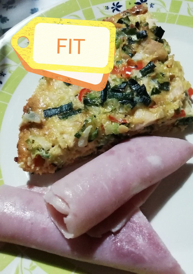 Una foto de Tarta sin masa de pollo reciclado y vegetales. Cena light!