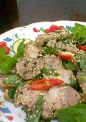 Hình của món Đùi heo hấp lá bưởi.