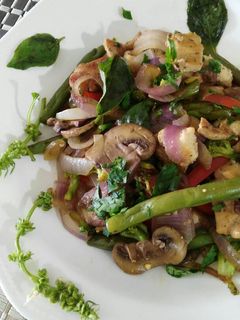 Una foto de Salteado de verduras con pollo y champiñones