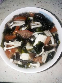 電鍋蕃茄雙菇豆腐海帶芽湯 的食譜成品照片