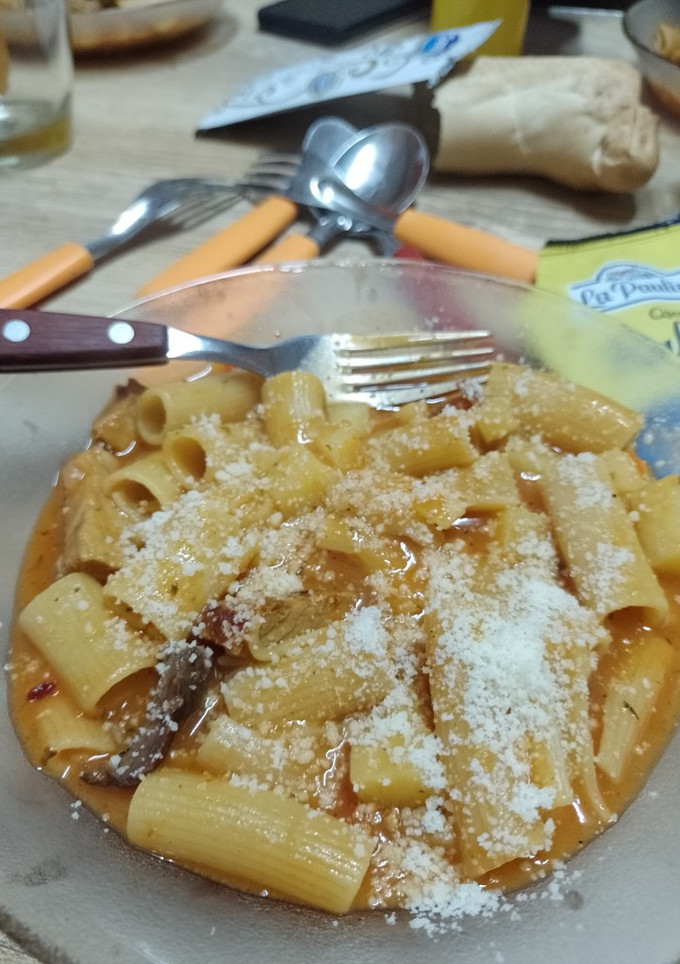 Una foto de Guiso de fideos con el asado de ayer 😃