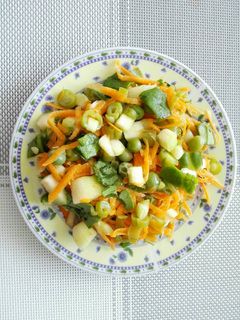 Una foto de Ensalada verde con zanahoria y reducción de balsámico
