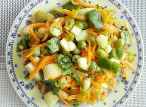 Una foto de Ensalada verde con zanahoria y reducción de balsámico