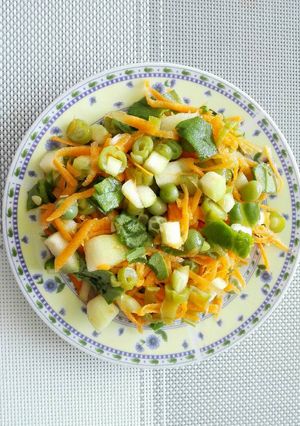 Una foto de Ensalada verde con zanahoria y reducción de balsámico
