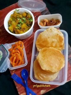 कद्दू की सब्जी विद अजबायन पूरी (Kaddu ki sabzi with ajwain puri recipe in hindi) रेसिपी मुख्य फोटो