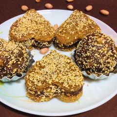 A picture of Peanuts and dates sweet.