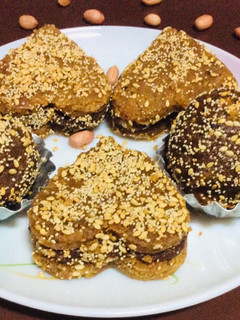 A picture of Peanuts and dates sweet.
