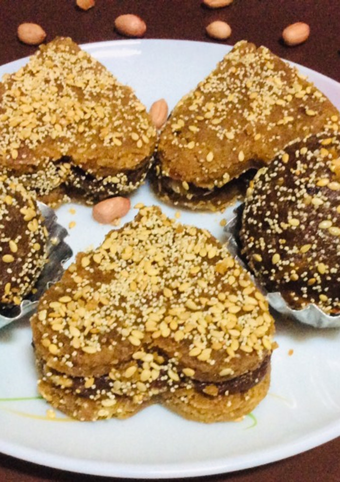 A picture of Peanuts and dates sweet.