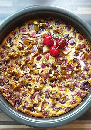 Une photo de Clafoutis cerises amande et pistache