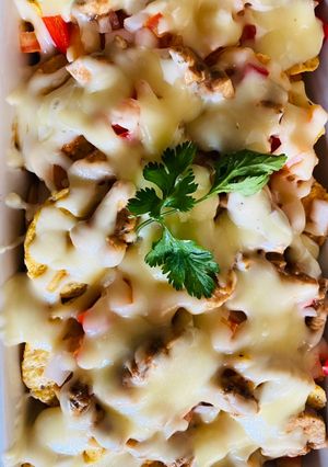 A picture of Nachos with chicken.