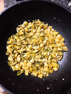 Una foto de Revuelto de gambas, patatas y espárragos trigueros