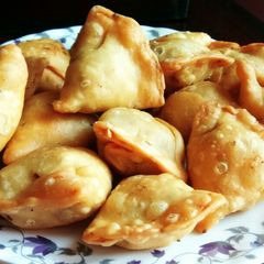 A picture of Cocktail mini samosa.