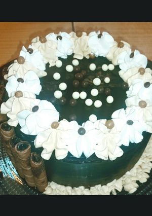 عکسی از دستور کیک پایه با تزیین گاناش