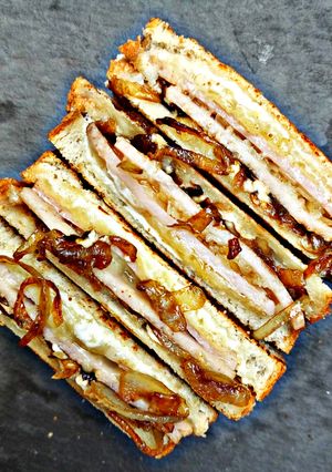 Une photo de Croque monsieur poulet, oignons confits et comté