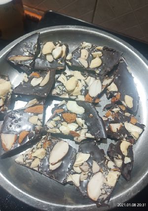 ચોકલેટ ચીકી(Chocolate Chikki Recipe in Gujarati) રેસીપી મુખ્ય ફોટો