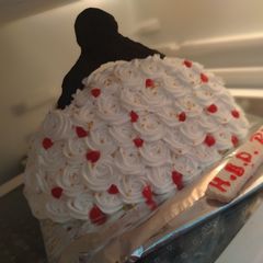 A picture of White chocolate purse cake.