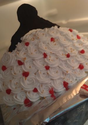 A picture of White chocolate purse cake.