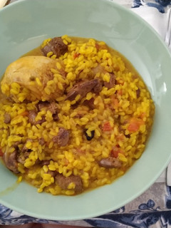 Una foto de Arroz con pollo e higaditos bachateros
