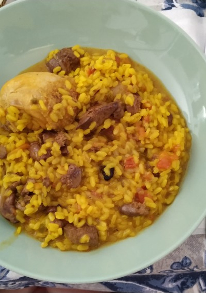 Una foto de Arroz con pollo e higaditos bachateros