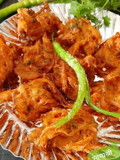 सिंहगड स्पेशल कांदा खेकडा भजी (kanda khekda bhaji recipe in marathi) रेसिपी चे मुख्य फोटो