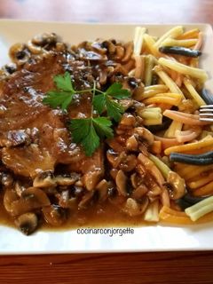 Una foto de Entrecot de aguja de cerdo en salsa de champiñones