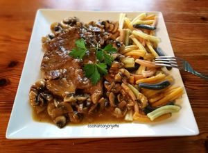Una foto de Entrecot de aguja de cerdo en salsa de champiñones