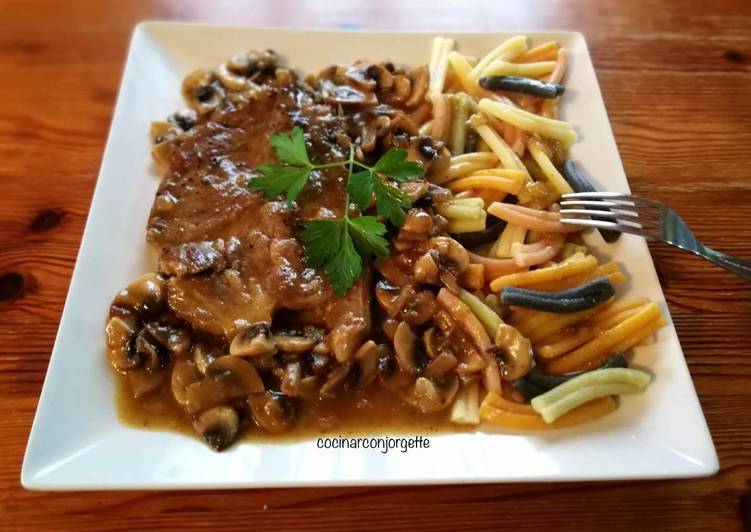 Entrecot de aguja de cerdo en salsa de champiñones