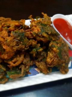 पालक प्याज़ के पकोड़े(Palak pyaz ke pakode recipe in HindI) रेसिपी मुख्य फोटो