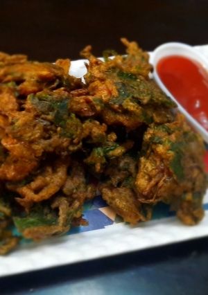 पालक प्याज़ के पकोड़े(Palak pyaz ke pakode recipe in HindI) रेसिपी मुख्य फोटो