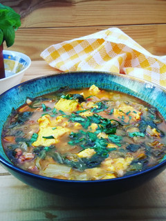Una foto de Sopa de lechuga romana con jamón curado