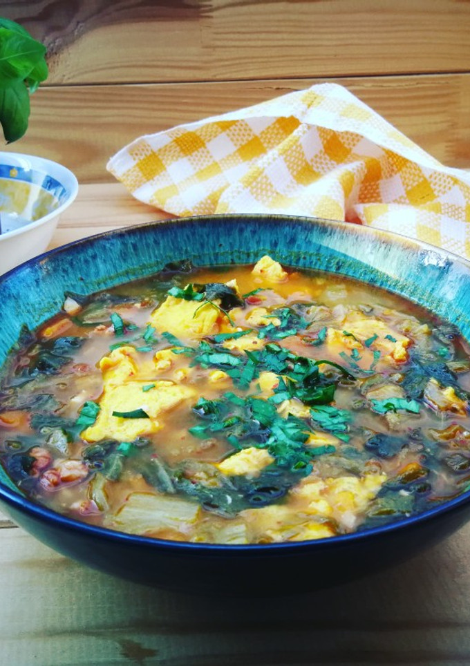 Una foto de Sopa de lechuga romana con jamón curado