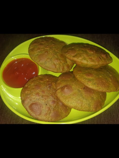 पालक मटर कचौड़ी (Palak matar kachori recipe in Hindi) रेसिपी मुख्य फोटो