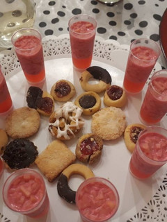 Una foto de Shots de gelatina flotante con manzana y crema!